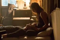 Hayley cuidando de Elijah.