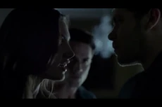 Hayley tenta aproveitar o calor para a fuga de Elena