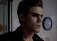 Stefan mostra veias quando ele vê todo o sangue na sala de doação.