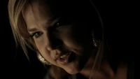 Lexi würgt Damon.