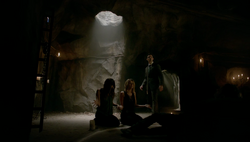 TO402-072-Hayley-Freya-Elijah~Klaus