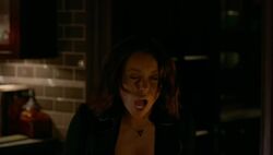 TVD 8x07 Bonnie affected by tuning fork.jpg
