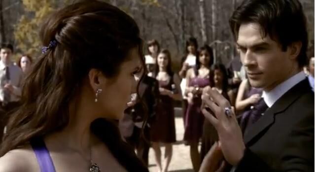 Warum entscheidet sich Elena für Damon?