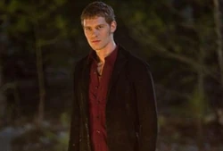 Klaus waiting to use Bonnie in order to break the Sun and Moon Curse