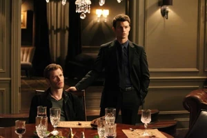 Klaus und Elijah beim Dinner mit Damon und Stefan.