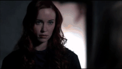 TO 1x14 Genevieve تستخدم الألم في Rebekah.gif