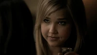 Lexi spricht mit Elena.