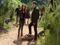 2x02 Alive and Kicking-Hayley-Oliver-Klaus