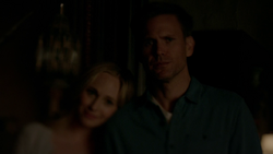 Jo, Caroline , Alaric e suas filhas