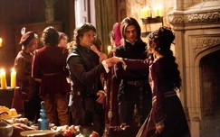 Trevor stellt Elijah Katerina vor.