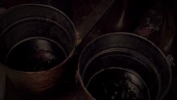 Eimer Blut vom letzten Paar Doppelgänger