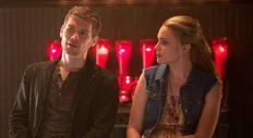 Klaus y Camille hablando.