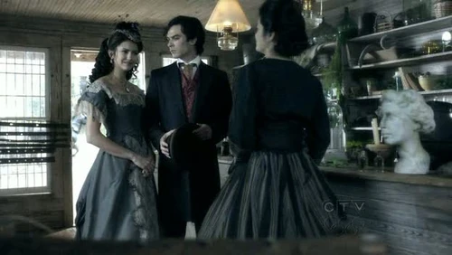 Damon und Katherine in der Apotheke