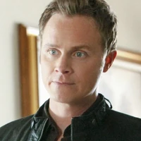 John.png (314 KB) John Gilbert, Elenas Vater