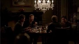 Elijah & Klaus essen mit Stefan & Damon zu Abend