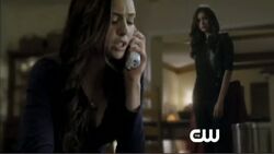 Katherine beobachtet Elena