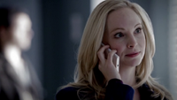 Caroline talking with Stefan 5x17