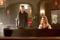 1x13 Crescent City-Klaus-Camille-02