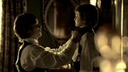 Damon ayudando con su moño a Stefan.