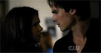 Damon-parla-con-elena-convinto-di-aver-baciato-lei-sulla-veranda