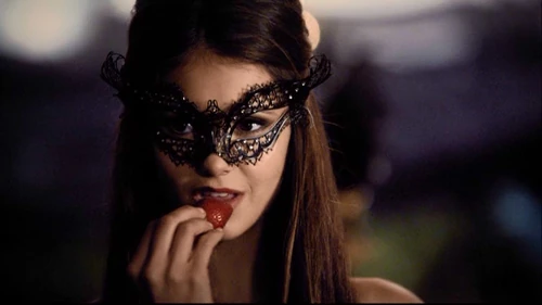 Katherine isst eine Erdbeere und fragt, wen sie als nächstes töten soll