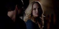 Caroline talking with Tyler 5x15