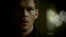Klaus ist überrascht, als er Elijah sieht.