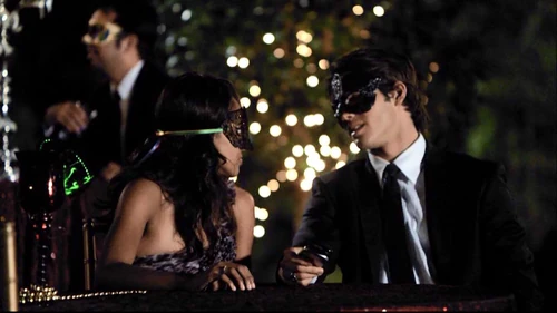 Bonnie und Jeremy warten zusammen