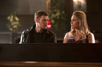 1x13 Crescent City-Klaus-Camille