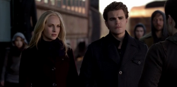 Caroline and Stefan talking with Enzo 5x16