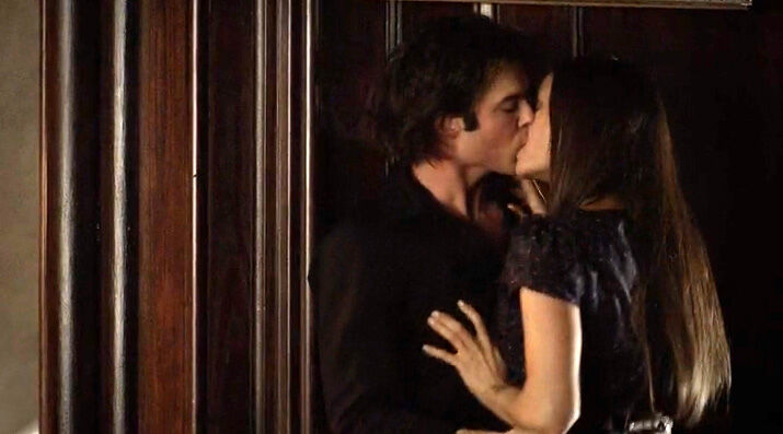 Damon elena und kuss der erste ist wann von In welcher