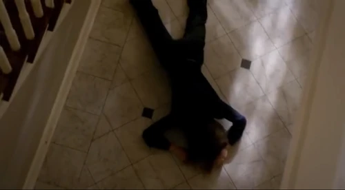 Carol nachdem sie von Maddox verletzt wurde