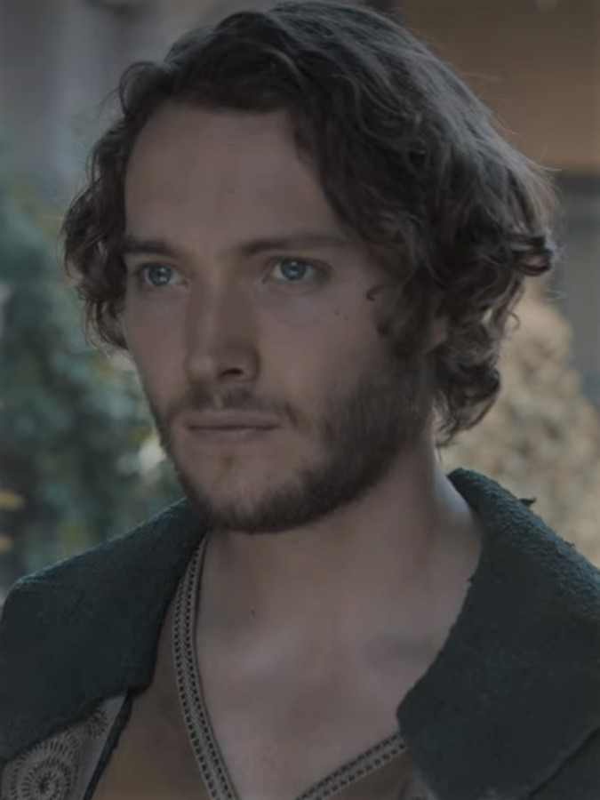 Toby Regbo, Wiki