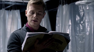 Wes tenant le journal de Grayson.png