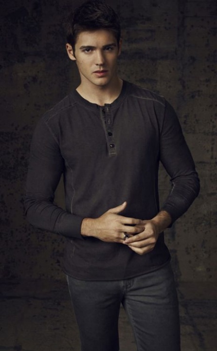 S2 Jeremy Gilbert  The vampire diaries jeremy, Vampire diaries cast, Vampire  diaries