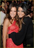 Vanessa-hudgens-ashley-tisdale-pirates-premiere-03