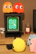 Pac-man plushes discovering the Pac-man clone of the Vectrex