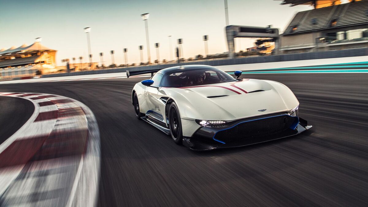 Машина Aston Martin Vulcan