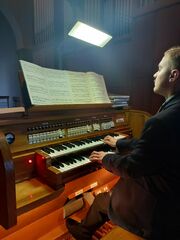 Nico Hettich an der schönwälder Orgel der Pfarrkirche St