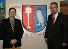 Matthias Laurenz Gräff und Karl von Habsburg vor dem Graeff'schen Wappen