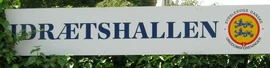 Schild der „Idrætshallen“ in Flensburg mit dem SdU Logo