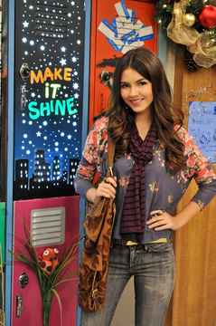 Today's kids don't know nothing about this 😫😍( Tori Vega wassgood 🤣)  #victorious