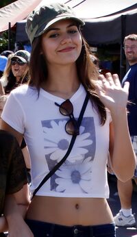 Victoriajustice belly candid