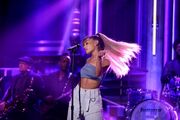 Ariana-Grande-Side-To-Side-The-Tonight-Show