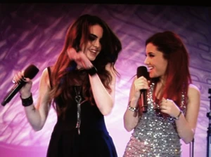 Jade e Cat cantando GIVE IT UP
