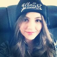 Victoria'sBeanie