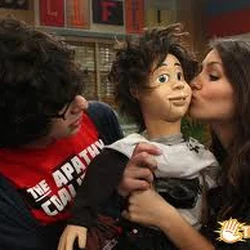 Sleepover At Sikowitz S Victorious Wiki Fandom If you ever saw the first episode of the nickelodeon show victorious (staring victoria justice!) sikowitz had them do an alphabet improv, to teach them about improv. sleepover at sikowitz s victorious