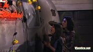 1x05-Tori and Beck freaking out outside Beck's RV