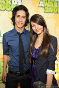 Kids-Choice-Awards-2009-avan-and-victoria-12213121-405-600