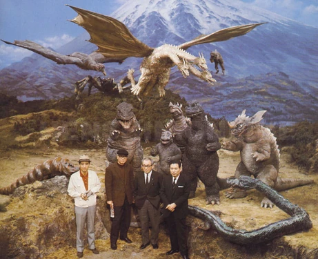 El equipo de rodaje de la épica película "Destroy All Monsters".